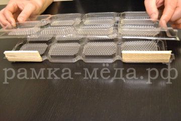 Вторую половинку рамки кладем на первую и совмещаем с первой так, чтобы деревянные бруски оказались внутри рамки Вторую половинку рамки кладем на первую и совмещаем с первой так, чтобы деревянные бруски оказались внутри рамки